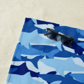 Addieren Sie Ihr Namens| blauer Haifisch-Muster Strandtuch (Beispiel)
