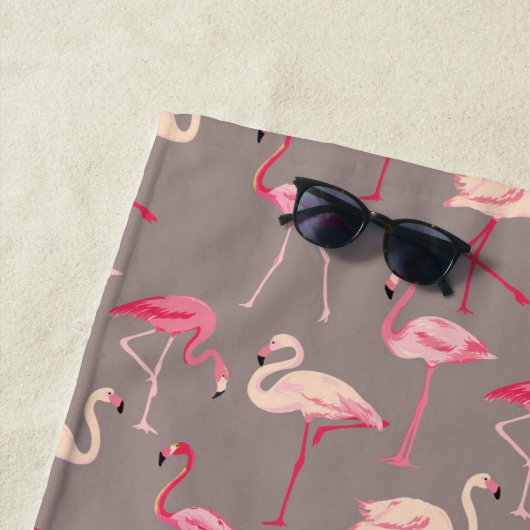 Addieren Sie Ihre Retro Flamingos des Monogramm-| Strandtuch (Beispiel)