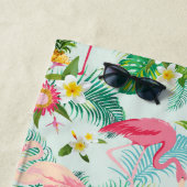 Addieren Sie Ihre tropischen Blumen und Vögel des Strandtuch (Beispiel)