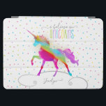 Addieren Sie personalisierten iPad Air Hülle<br><div class="desc">Ein Regenbogen Unicorn in einem Himmel der Polkapunkte und -Glitters… das perfekte Geschenk für ein spezielles Mädchen,  das an Magie und Unicorns glaubt.</div>