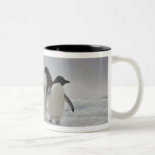 Adelie-Pinguine auf Eis-Flüssen Zweifarbige Tasse