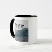 Adelie-Pinguine, die in Meer Paulette tauchen Tasse (Vorderseite Links)