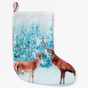 Adelige Hirschfamilie in einem schneebedeckten Win Kleiner Weihnachtsstrumpf