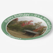 Adirondack Lean to im Herbst Artikel der Geburtsta Pappteller (Schrägansicht)