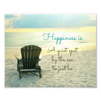 Adirondack-Stuhl am Strand Foto