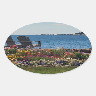 Adirondack-Stühle am Strand in der East Boothbay Ovaler Aufkleber