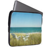 Adirondack Stühle in den Dünen Laptopschutzhülle (Vorne Rechts)