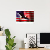 Adler auf dem amerikanischen Flaggenposter Poster (Heimbüro)