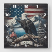 Adler auf Zweig mit Bergen und Fahne Quadratische Wanduhr (Vorderseite)