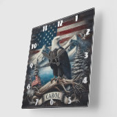 Adler auf Zweig mit Bergen und Fahne Quadratische Wanduhr (Winkel)