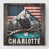 Adler aus Bald auf Zweig mit Bergen Quadratische Wanduhr (Vorderseite)