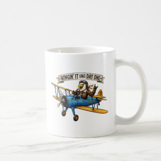 Adler beim Improvisieren Kaffeetasse