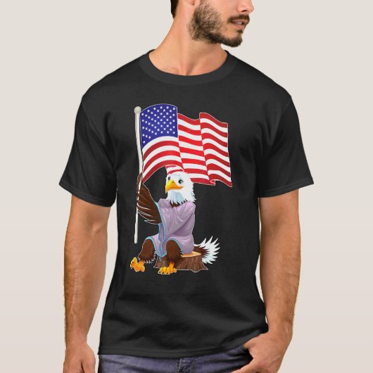 Adler, der auf Holzstumpf sitzt und einen amerikan T-Shirt (Vorderseite)