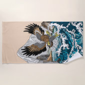 Adler, der tief über das Sturmmeer fliegt Strandtuch (Vorderseite)