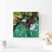 Adler, der über Fluss und Berge fliegt Quadratische Wanduhr (Zuhause)