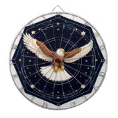 Adler, der vor sternidem Hintergrund fliegt Dartscheibe (vorne)