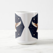 Adler, der vor sternidem Hintergrund fliegt Kaffeetasse (Mittel)