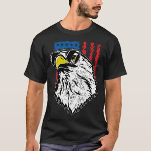 Adler fliegen Sonnenbrille und amerikanische Flagg T-Shirt