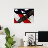 Adler fliegt über amerikanische Flagge Poster (Heimbüro)