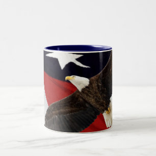 Adler fliegt über amerikanische Flagge Zweifarbige Tasse