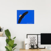 Adler gegen einen blauen Himmel Poster (Heimbüro)