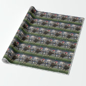 Adler läuft mit einem Fußball Geschenkpapier (Ungerollt)