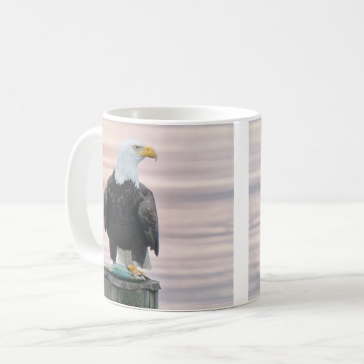 Adler mit Fisch am Dock - "Marge the Eagle" Kaffeetasse (Vorderseite Links)
