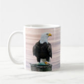 Adler mit Fisch am Dock - "Marge the Eagle" Kaffeetasse (Links)
