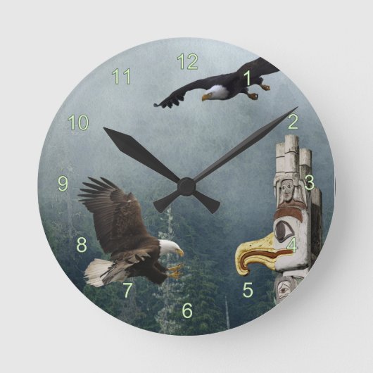 Adler, Totem Pole & Forest Fantasy Art Clock Runde Wanduhr (Vorderseite)