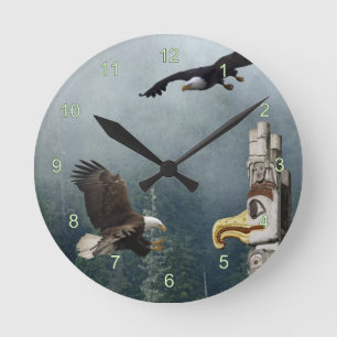 Adler, Totem Pole & Forest Fantasy Art Clock Runde Wanduhr