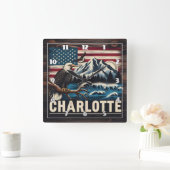 Adler über Berglandschaft mit Wellen Quadratische Wanduhr (Zuhause)