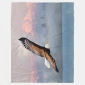 Adler über Gebirgsspitzen Fleecedecke (Vorderseite)