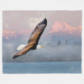 Adler über Gebirgsspitzen Fleecedecke (Vorderseite (Horizontal))