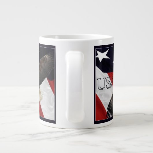 Adler und amerikanische Flagge Jumbo-Tasse (Rückseite)