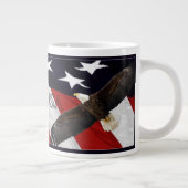 Adler und amerikanische Flagge Jumbo-Tasse (Rechts)
