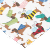 Adlige Halloween-Dackeln in Kostümen Tischdecke (Schrägansicht)