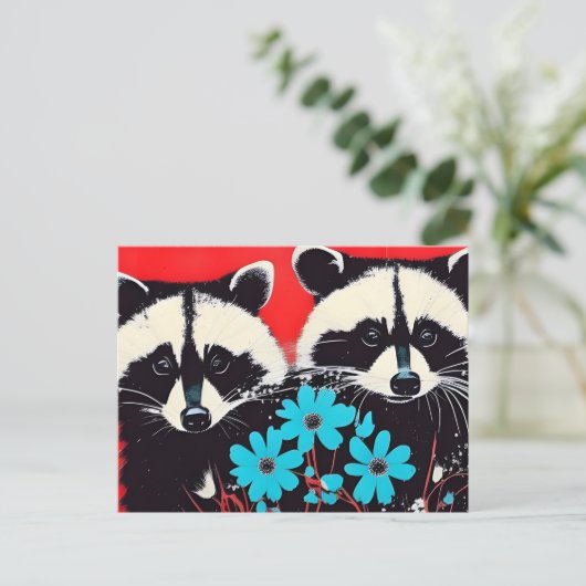 Adlige Raccoons mit blauem Blumenhintergrund Postkarte (Stehend Vorderseite)