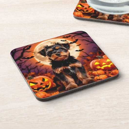 Adlige Welpe mit Halloween-Hintergrund Getränkeuntersetzer (Linke Seite)