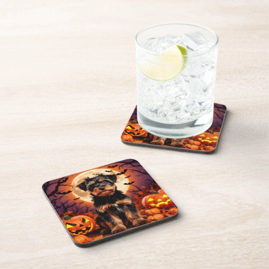 Adlige Welpe mit Halloween-Hintergrund Getränkeuntersetzer (Rechte Seite)