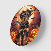 Adlige Welpe mit Halloween-Hintergrund Runde Wanduhr (Winkel)