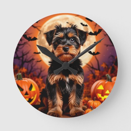 Adlige Welpe mit Halloween-Hintergrund Runde Wanduhr (Vorderseite)