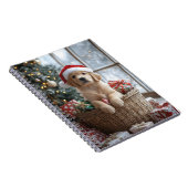 Adlige Welpe mit Weihnachtsmannmütze im Korb Notizblock (Rechte Seite)