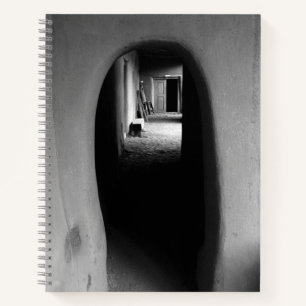 Adobe Passageway im Südwesten: Schwarzweiß-Foto Notizblock