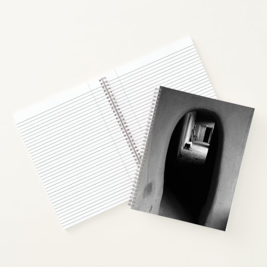 Adobe Passageway im Südwesten: Schwarzweiß-Foto Notizblock (Innenseite)