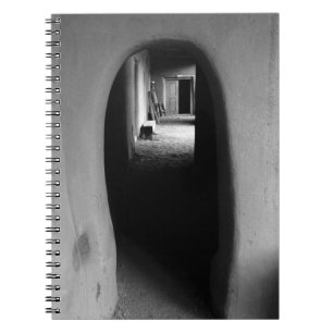 Adobe Passageway im Südwesten: Schwarzweiß-Foto Notizblock