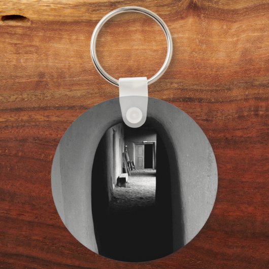Adobe Passageway: Schwarzweiß-Foto Schlüsselanhänger (Vorderseite)