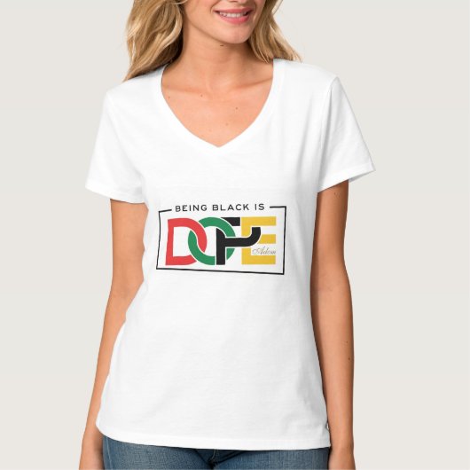 ADOM "Being Black Is Dope" V-Ausschnitt T-Shirt (Vorderseite)