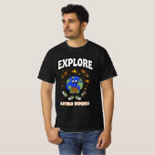 ADOM Erkunde Astro Begrenzte Erde Kunst T-Shirt (Vorne ganz)