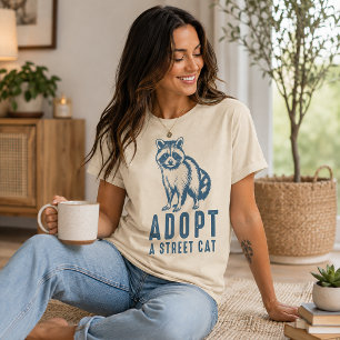Adoptiere eine Straßenkatze Lustiger Waschbär T-Shirt
