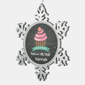 Adoptiert Cupcake - Individuelle Name Datum Schneeflocken Zinn-Ornament (Rechts)